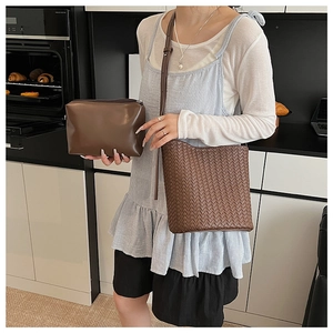 Vue détaillée du sac seau marron tressé avec pochette intérieure lisse et sangle