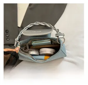 Vue de dessus d'un sac à bandoulière bleu clair montrant un intérieur spacieux pour objets