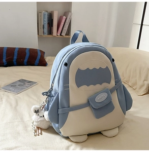 Detailansicht des Kontrastfarbenen Hai-Rucksacks mit kreativer 3D-Flosse und Wellenmuster