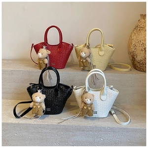 Sacs seaux tissés en rouge, beige, noir et blanc avec pendentifs d'oursons en peluche