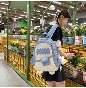 Detail eines Hai-Rucksacks aus Canvas mit Kontrastfarben und Mini-Taschenzubehör