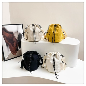 Tunnelzug-Beuteltaschen aus Nylon mit verstellbarem Schultergurt und Netztaschen