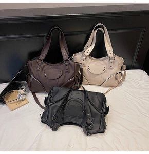 Détail de trois sacs moto à rivets en noir, marron foncé et beige en similicuir