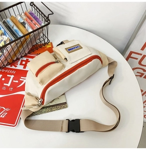 Détail du sac de poitrine en nylon beige avec fermetures orange et logo Chuangmi bleu