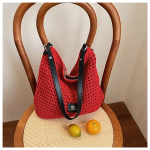 Détail du sac cabas au crochet rouge avec anses en cuir noir et étiquette Lazybreeze