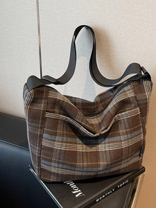 Borsa hobo vintage a quadri marrone e grigio con ampia tracolla regolabile da donna