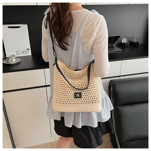 Détail du sac bandoulière en maille ajourée avec étiquette LAZY BREEZE et sangle