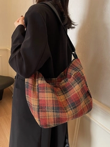 Borsa hobo retrò con quadri rossi e gialli e tracolla regolabile indossata da modella
