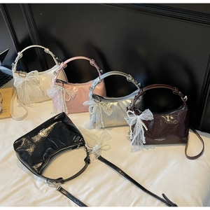 Détail de cinq sacs en cuir verni plissé avec perles et dentelle en plusieurs coloris