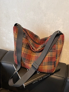 Borsa a tracolla vintage a quadri con tracolla regolabile e classico motivo tartan