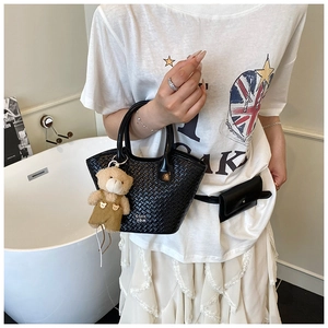 Détail du sac tressé avec breloque ours et sac banane en cuir assorti coordonné