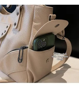 Détail du sac fourre-tout beige avec poche latérale magnétique et rivets en étoile