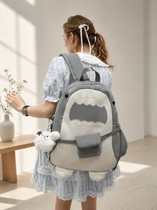 Süßer Rucksack im Hai-Design aus Canvas mit Kontrastfarben und flauschigem Lamm-Anhänger