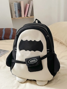 Rucksack im Pinguin-Stil mit Kontrastfarben und mehreren Fächern für Schüler im Alltag