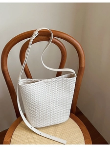 Sac Seau Tissé en Cuir PU Minimaliste Femmes Design de Niche Été Trajet Épaule Sous-bras Sac à Bandoulière Mode Sac à Main