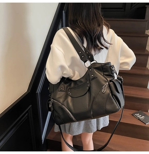 Détail du sac cabas à rivets noirs avec finitions vintage et cuir à grain texturé