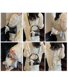 Détails du sac demi-lune brillant avec nœud en dentelle et perle en noir et argent