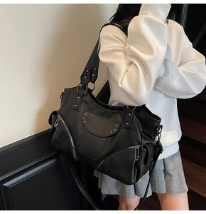 Mannequin portant un sac cabas noir à rivets étoiles en similicuir grainé de haute qualité