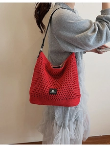 Sac cabas ajouré rouge vif avec bandoulière en cuir noir et logo pour la plage