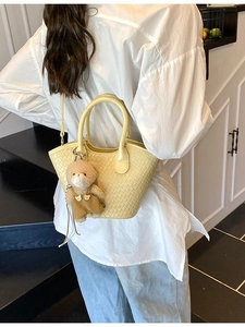 Sac seau tissé jaune pâle à carreaux avec une texture damier avec un joli pendentif d'ours