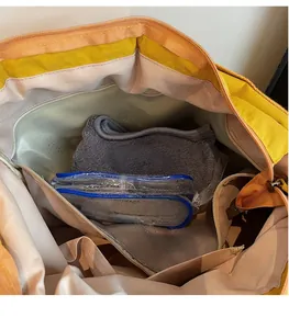 Detail der internen Nass-Trocken-Trennung mit wasserdichter Schicht für Sporttasche