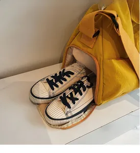 Detailansicht der großen Canvas-Reisetasche mit separatem seitlichem Schuhfach