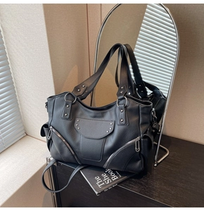 Détail du sac cabas en cuir grainé noir avec clous étoiles argentés et poches zippées