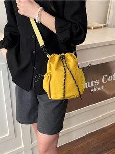 Minimalistische gelbe Nylon-Beuteltasche mit Kordelzug, Netztasche und Gurt
