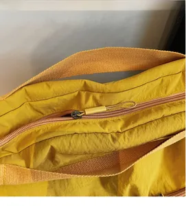 Detailansicht eines gelben Nylon-Reißverschlusses mit Kordel und Web-Schultergurt