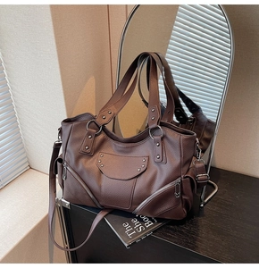 Détails du sac fourre-tout marron foncé avec rivets étoiles, métal argenté et zip
