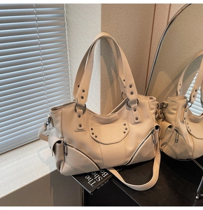 Détail du sac moto crème avec rivets en étoile et cuir synthétique grainé chic