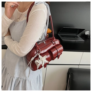Nahaufnahme der weinroten Vintage-Kissentasche mit Herzanhängern und Doppeltaschen-Detail