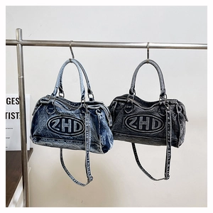 Vista frontale delle borse tote in denim vintage blu e grigio con logo ZHD e cinghie