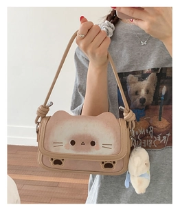 Borsa a tracolla gatto carino con patta a orecchie e stampe di zampe in un selfie a specchio