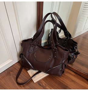 Vue détaillée du cabas marron café avec clous en étoile et cuir synthétique texturé