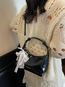 Sac croissant en cuir verni noir pour femme avec nœud en dentelle et perles