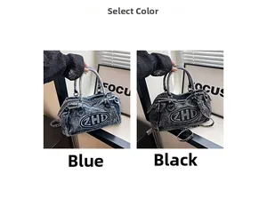 Dettaglio borse tote in denim blu e nero con ricamo logo ZHD e sottili tracolle regolabili