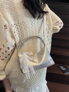Sac demi-lune en cuir argenté froissé avec nœud en dentelle et perles à l'épaule