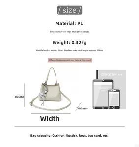 Comparaison de taille du sac seau beige avec papier A4, iPad et téléphone portable