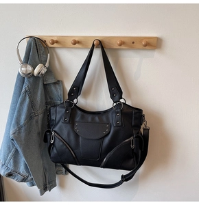 Détails du sac fourre-tout en cuir grainé noir avec des rivets étoiles argentés