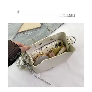 Détails de l'intérieur du sac seau spacieux contenant maquillage et smartphone