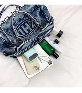 Vista interna che mostra la grande capacità di questo borsone in denim blu per l'uso quotidiano
