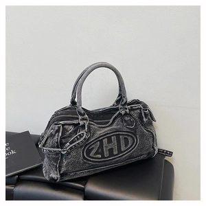 Dettaglio della borsa tote in denim vintage con logo ZHD e manici robusti