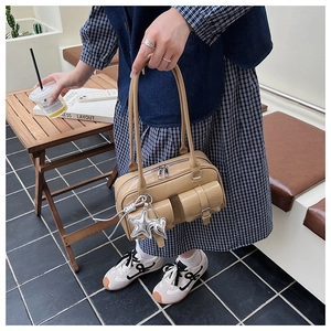 Detail der vintage camel Handtasche mit Doppeltaschen vorne und Silberanhängern