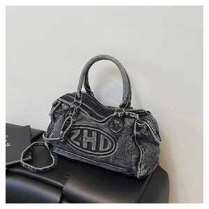 Dettaglio della borsa tote in denim nero lavato con grande logo ZHD in rilievo