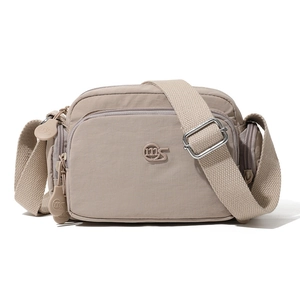 Dettaglio della tracolla regolabile e dello scomparto con zip della borsa nylon