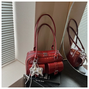 Rote Lackleder-Bowlingtasche mit Doppelgriffen und Stern-Metallanhänger-Details