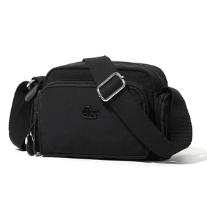 Dettaglio borsa a tracolla in nylon nero con design multitasca e logo mS frontale