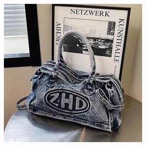 Dettaglio borsa tote in denim lavato vintage con ricamo ZHD e finiture metalliche in acciaio