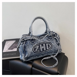 Dettaglio della borsa Boston in denim con ricamo 2HD e tracolla rimovibile